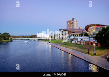 La skyline di Adelaide si accende al crepuscolo e riflettendo in la serena River Torrens. Foto Stock