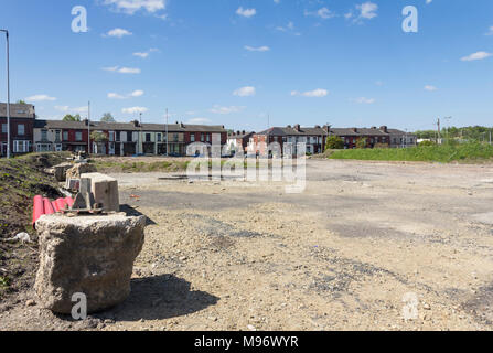 Sito brownfield in Bolton, guardando in direzione di case a schiera su Manchester Road. In precedenza il sito di Raikes Park Bolton Greyhound Stadium. Foto Stock