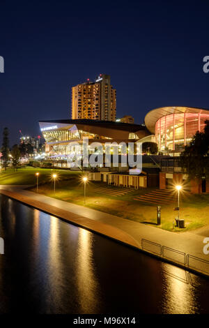 La skyline di Adelaide si illumina di notte riflettendo in la serena River Torrens. Foto Stock