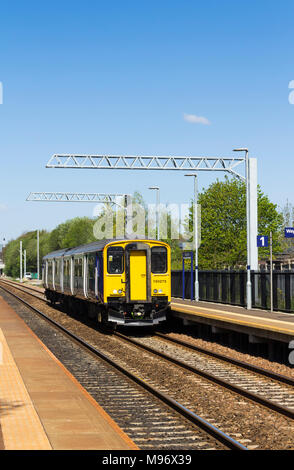 Rampa settentrionale Sprinter DMU 150275 due autobus locale treno passeggeri passando attraverso Mosè Gate stazione ferroviaria, Farnworth, Bolton, legato per Manchester. Foto Stock