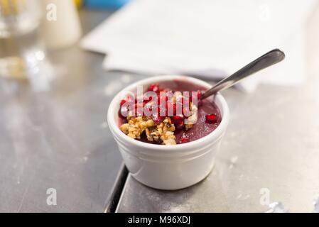 Pelamushi dolce in stile georgiano tradizionale dolce fatto da farina di mais e succo d'uva. Cibo georgiano Foto Stock