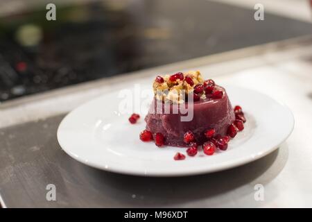 Pelamushi dolce in stile georgiano tradizionale dolce fatto da farina di mais e succo d'uva. Cibo georgiano Foto Stock