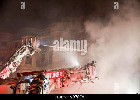 New York, Stati Uniti d'America. 23 marzo, 2018. Un incendio ha colpito il seminterrato di un edificio dove è stato sul set di un film da Motherless Brooklyn film del regista Edward Norton a 401 San Nicholas Avenue in Hamilton Heights sull isola di Manhattan nella città di New York nelle prime ore del mattino di venerdì , 23. Nessuna informazione di lesioni. (Foto: WILLIAM VOLCOV/BRASILE PHOTO PRESS) Credito: Brasile Photo Press/Alamy Live News Foto Stock