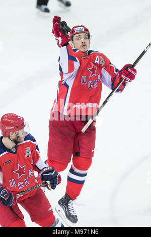 Mosca. 22 Mar, 2018. Bogdan Kiselevich (R) del CSKA arresta il puck durante il KHL Play-off secondo turno gioco tra il CSKA Mosca e Jokerit Helsinki con il CSKA Ice posto a Mosca, in Russia, il 22 marzo 2018. Il CSKA e Jokerit giocato fuori il più lungo mai gioco in KHL storia, andando nel quinto periodo di lavoro straordinario prima di Jokerit infine agguantato una vittoria di Mika Niemi dopo 142:04 minuti. Credito: Wu Zhuang/Xinhua/Alamy Live News Foto Stock