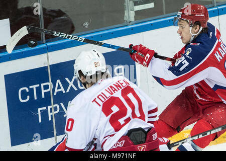 Mosca. 22 Mar, 2018. Kirill Kaprizov (R) del CSKA occhi sul puck durante il KHL Play-off secondo turno gioco tra il CSKA Mosca e Jokerit Helsinki con il CSKA Ice posto a Mosca, in Russia, il 22 marzo 2018. Il CSKA e Jokerit giocato fuori il più lungo mai gioco in KHL storia, andando nel quinto periodo di lavoro straordinario prima di Jokerit infine agguantato una vittoria di Mika Niemi dopo 142:04 minuti. Credito: Wu Zhuang/Xinhua/Alamy Live News Foto Stock