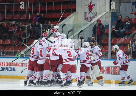 Mosca. 22 Mar, 2018. I giocatori di Jokerit Helsinki celebrare la vittoria dopo il KHL Play-off secondo turno gioco tra il CSKA Mosca e Jokerit Helsinki con il CSKA Ice posto a Mosca, in Russia, il 22 marzo 2018. Il CSKA e Jokerit giocato fuori il più lungo mai gioco in KHL storia, andando nel quinto periodo di lavoro straordinario prima di Jokerit infine agguantato una vittoria di Mika Niemi dopo 142:04 minuti. Credito: Wu Zhuang/Xinhua/Alamy Live News Foto Stock