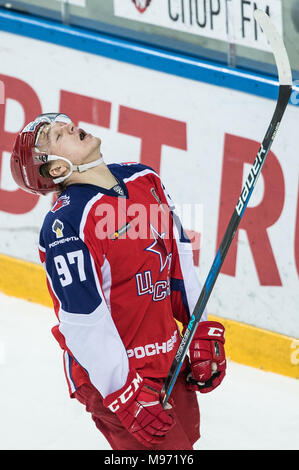 Mosca. 22 Mar, 2018. Kirill Kaprizov del CSKA reagisce durante il KHL Play-off secondo turno gioco tra il CSKA Mosca e Jokerit Helsinki con il CSKA Ice posto a Mosca, in Russia, il 22 marzo 2018. Il CSKA e Jokerit giocato fuori il più lungo mai gioco in KHL storia, andando nel quinto periodo di lavoro straordinario prima di Jokerit infine agguantato una vittoria di Mika Niemi dopo 142:04 minuti. Credito: Wu Zhuang/Xinhua/Alamy Live News Foto Stock