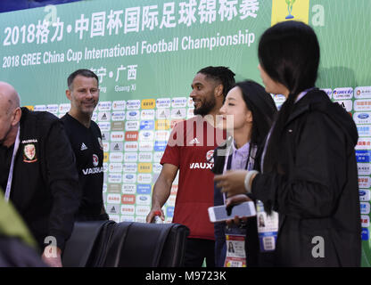 Nannin, Nannin, Cina. 23 Mar, 2018. Nanning, Cina-22 Marzo 2018: Pullman di Welsh football team Ryan vedi figg. *** e il calciatore Ashley Williams partecipare ad una conferenza stampa prima del 2018 Cina Cup International campionato di calcio in Nanning, a sud-ovest della Cina di Guangxi, marzo 21st, 2018. Credito: SIPA Asia/ZUMA filo/Alamy Live News Foto Stock