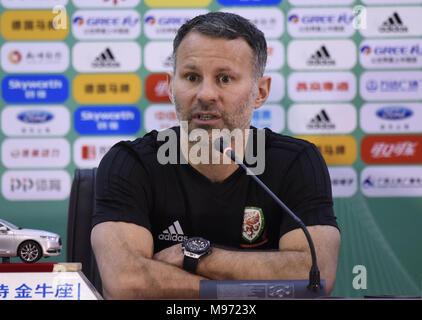 Nannin, Nannin, Cina. 23 Mar, 2018. Nanning, Cina-22 Marzo 2018: Pullman di Welsh football team Ryan vedi figg. *** e il calciatore Ashley Williams partecipare ad una conferenza stampa prima del 2018 Cina Cup International campionato di calcio in Nanning, a sud-ovest della Cina di Guangxi, marzo 21st, 2018. Credito: SIPA Asia/ZUMA filo/Alamy Live News Foto Stock