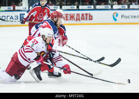 Mosca. 22 Mar, 2018. Greg Scott (2R) del CSKA vies il puck con John Norman (3R) di Jokerit durante il KHL Play-off secondo turno gioco tra il CSKA Mosca e Jokerit Helsinki con il CSKA Ice posto a Mosca, in Russia, il 22 marzo 2018. Il CSKA e Jokerit giocato fuori il più lungo mai gioco in KHL storia, andando nel quinto periodo di lavoro straordinario prima di Jokerit infine agguantato una vittoria di Mika Niemi dopo 142:04 minuti. Credito: Wu Zhuang/Xinhua/Alamy Live News Foto Stock