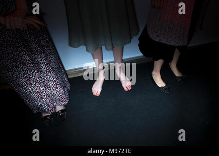 Porto, Portogallo. Xxii marzo, 2018. Un modello di ottiene il suo trucco fatto dietro le quinte durante il Portogallo Fashion show a Porto, Portogallo, 22 marzo 2018. L'evento di moda corre dal 22 al 24 marzo nel porto. Credito: Diogo Baptista/Alamy Live News Foto Stock