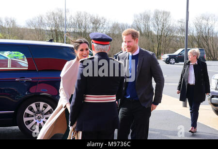 Lisburn, Irlanda del Nord. 23 marzo, 2018. S.a.r. il principe Harry e Meghan Markle arrivano in Lisburn durante l'ultima parte del loro tour del Regno Unito. Lisburn: Co. Antrim: REGNO UNITO: 23 marzo 2018. Credito: Mark inverno/Alamy Live News Foto Stock