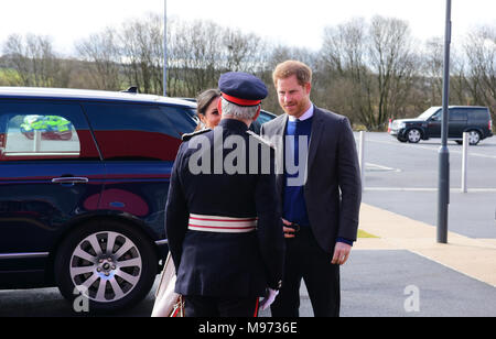 Lisburn, Irlanda del Nord. 23 marzo, 2018. S.a.r. il principe Harry e Meghan Markle arrivano in Lisburn durante l'ultima parte del loro tour del Regno Unito. Lisburn: Co. Antrim: REGNO UNITO: 23 marzo 2018. Credito: Mark inverno/Alamy Live News Foto Stock