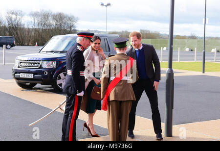 Lisburn, Irlanda del Nord. 23 marzo, 2018. S.a.r. il principe Harry e Meghan Markle arrivano in Lisburn durante l'ultima parte del loro tour del Regno Unito. Lisburn: Co. Antrim: REGNO UNITO: 23 marzo 2018. Credito: Mark inverno/Alamy Live News Foto Stock