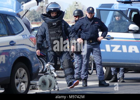 Firenze, Italia. 23 marzo, 2018. Firenze, allarme bomba davanti al consolato americano a Firenze il contenitore con fili elettrici posti in bottiglia d'acqua vano di una bicicletta. 03/23/2018 Firenze Italia Credit: Indipendente Photo Agency Srl/Alamy Live News Foto Stock