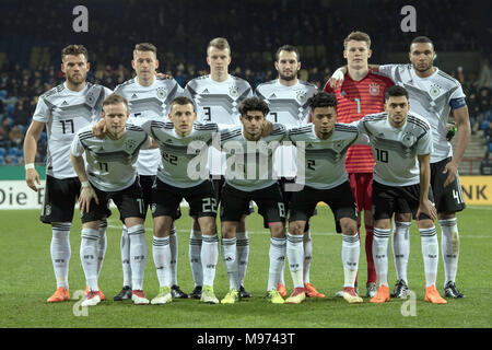 Brunswick, Germania. 22 Mar, 2018. 22 marzo 2018, Germania, Brunswick: Campionato Europeo, uomini sotto21 qualificazioni, vs Germania Israele (gruppo 5): in Germania i giocatori posano per una foto del team. Fila posteriore (l-r): Eduard Loewen, Waldemar Anton, Lukas Klostermann, Levin Öztunali, Alexander Nuebel e Jonathan Tah. Fila anteriore (l-r): Cedric Teuchert, Massimiliano Eggestein, Mahmoud Dahoud, Benjamin Henrichs e Nadiem Amiri. Credito: Swen Pförtner/dpa/Alamy Live News Foto Stock