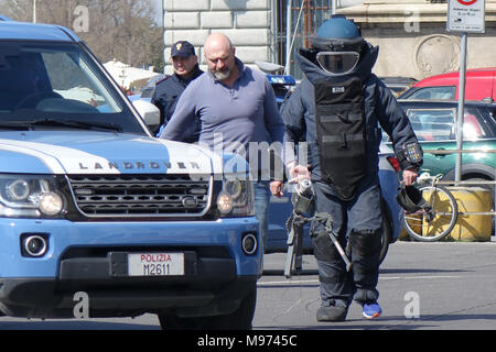 Firenze, Italia. 23 marzo, 2018. Firenze, allarme bomba davanti al consolato americano a Firenze il contenitore con fili elettrici posti in bottiglia d'acqua vano di una bicicletta. 03/23/2018 Firenze Italia Credit: Indipendente Photo Agency Srl/Alamy Live News Foto Stock