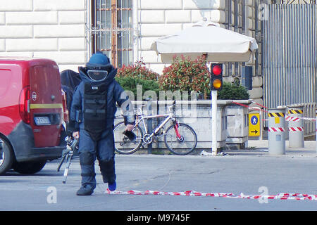 Firenze, Italia. 23 marzo, 2018. Firenze, allarme bomba davanti al consolato americano a Firenze il contenitore con fili elettrici posti in bottiglia d'acqua vano di una bicicletta. 03/23/2018 Firenze Italia Credit: Indipendente Photo Agency Srl/Alamy Live News Foto Stock