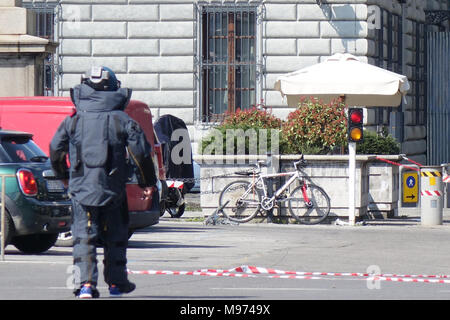 Firenze, Italia. 23 marzo, 2018. Firenze, allarme bomba davanti al consolato americano a Firenze il contenitore con fili elettrici posti in bottiglia d'acqua vano di una bicicletta. 03/23/2018 Firenze Italia Credit: Indipendente Photo Agency Srl/Alamy Live News Foto Stock