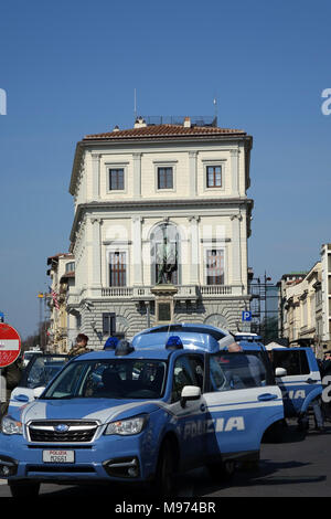 Firenze, Italia. 23 marzo, 2018. Firenze, allarme bomba davanti al consolato americano a Firenze il contenitore con fili elettrici posti in bottiglia d'acqua vano di una bicicletta. 03/23/2018 Firenze Italia Credit: Indipendente Photo Agency Srl/Alamy Live News Foto Stock