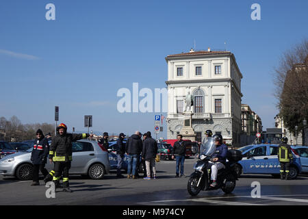 Firenze, Italia. 23 marzo, 2018. Firenze, allarme bomba davanti al consolato americano a Firenze il contenitore con fili elettrici posti in bottiglia d'acqua vano di una bicicletta. 03/23/2018 Firenze Italia Credit: Indipendente Photo Agency Srl/Alamy Live News Foto Stock