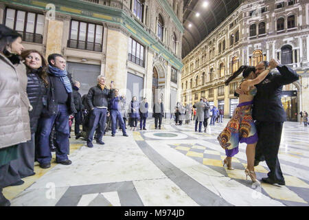 Napoli, Italia. 23 marzo, 2018. Il Ministro del Turismo della Repubblica di Argentina, Gustavo Santos, durante una conferenza stampa presso l'Hotel Vesuvio. Il ministro è a Napoli per presentare l'idea di '''''''cugino del giorno". Un accordo con il sindaco di Napoli Luigi De Magistris, tour operator e compagnie aeree, che consentirà un volo di andata e ritorno dall'Italia a Buenos Aires e viceversa, ad un prezzo favorevole al fine di consentire alle famiglie italiane di ricongiungimento con i parenti emigrati in Argentina e supporto " famiglia " turismo. Credit: Indipendente Photo Agency Srl/Alamy Live News Foto Stock