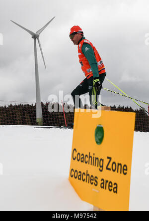 Schonach, Germania. 23 Mar, 2018. 23 marzo 2018, Germania, Schonach: Germania allenatore Hermann Weinbuch treni per la Coppa del Mondo di Combinata Nordica. Credito: Patrick Seeger/dpa/Alamy Live News Foto Stock