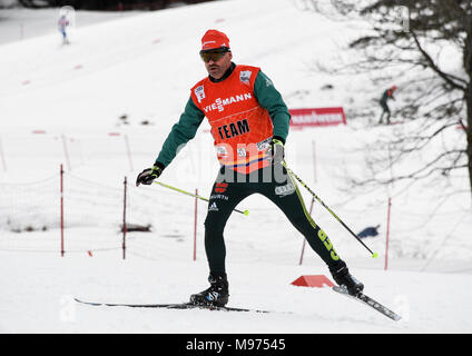 Schonach, Germania. 23 Mar, 2018. 23 marzo 2018, Germania, Schonach: Germania allenatore Hermann Weinbuch treni per la Coppa del Mondo di Combinata Nordica. Credito: Patrick Seeger/dpa/Alamy Live News Foto Stock