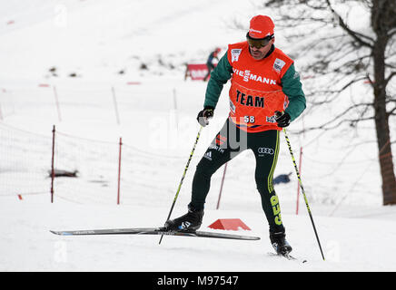 Schonach, Germania. 23 Mar, 2018. 23 marzo 2018, Germania, Schonach: Germania allenatore Hermann Weinbuch treni per la Coppa del Mondo di Combinata Nordica. Credito: Patrick Seeger/dpa/Alamy Live News Foto Stock