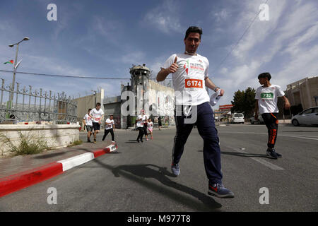 Betlemme, West Bank, Territorio palestinese. 23 Mar, 2018. I partecipanti eseguono lungo la barriera israeliana durante la Sesta Internazionale Maratona di Palestina, in Cisgiordania città di Betlemme, Marzo 23, 2018 Credit: Wisam Hashlamoun APA/images/ZUMA filo/Alamy Live News Foto Stock