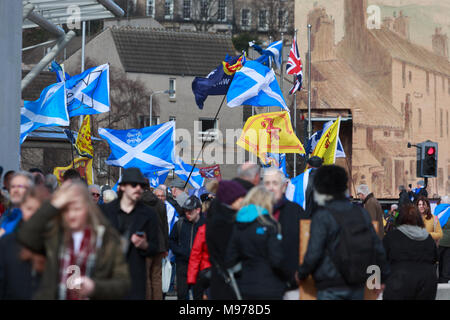 Edimburgo, Scozia. Regno Unito. Il 23 marzo 2018. Sciopero al di fuori del Parlamento di Edimburgo. I membri del pubblico si raccolgono al di fuori del Parlamento di Edimburgo sulla condizione Bretix . Pak@ Mera/Alamy Live News. Foto Stock