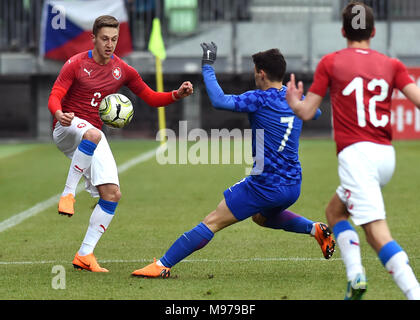 Karvina, Repubblica Ceca. 23 Mar, 2018. L-R Tomas Weisner (CZE) e Josip Brekalo (CRO) in azione durante la UEFA Europei Under-21 il qualificatore corrispondono, gruppo 1, Repubblica Ceca vs Croazia, a Karvina, Repubblica Ceca, il 23 marzo 2018. Credito: Jaroslav Ozana/CTK foto/Alamy Live News Foto Stock