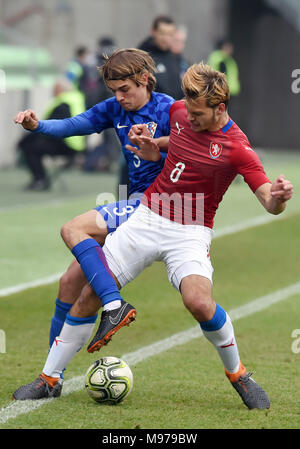 Karvina, Repubblica Ceca. 23 Mar, 2018. L-R Borna Sosa (CRO) e Matej Pulkrab (CZE) in azione durante la UEFA Europei Under-21 il qualificatore corrispondono, gruppo 1, Repubblica Ceca vs Croazia, a Karvina, Repubblica Ceca, il 23 marzo 2018. Credito: Jaroslav Ozana/CTK foto/Alamy Live News Foto Stock