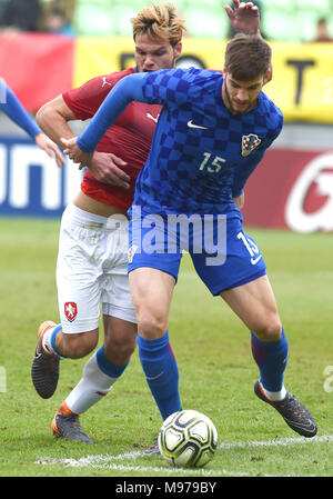 Karvina, Repubblica Ceca. 23 Mar, 2018. R-L Lorenco Simic (CRO) e Matej Pulkrab (CZE) in azione durante la UEFA Europei Under-21 il qualificatore corrispondono, gruppo 1, Repubblica Ceca vs Croazia, a Karvina, Repubblica Ceca, il 23 marzo 2018. Credito: Jaroslav Ozana/CTK foto/Alamy Live News Foto Stock