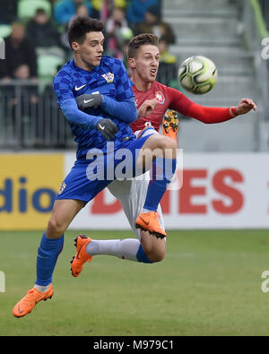 Karvina, Repubblica Ceca. 23 Mar, 2018. L-R Josip Brekalo (CRO) e Tomas Wiesner (CZE) in azione durante la UEFA Europei Under-21 il qualificatore corrispondono, gruppo 1, Repubblica Ceca vs Croazia, a Karvina, Repubblica Ceca, il 23 marzo 2018. Credito: Jaroslav Ozana/CTK foto/Alamy Live News Foto Stock