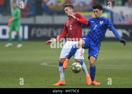 Karvina, Repubblica Ceca. 23 Mar, 2018. L-R Tomas Wiesner (CZE) e Josip Brekalo (CRO) in azione durante la UEFA Europei Under-21 il qualificatore corrispondono, gruppo 1, Repubblica Ceca vs Croazia, a Karvina, Repubblica Ceca, il 23 marzo 2018. Credito: Jaroslav Ozana/CTK foto/Alamy Live News Foto Stock