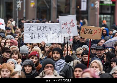 Marzo 23, 2018 - Wroclaw, Polonia - una protesta contro il serraggio della legge sull aborto. In molte città polacche, migliaia di donne hanno andato fuori per le strade. Protesta a Wroclaw in Polonia. (Credito Immagine: © Krzysztof Kaniewski via ZUMA filo) Foto Stock