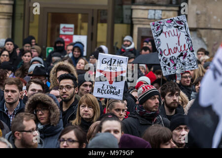 Marzo 23, 2018 - Wroclaw, Polonia - una protesta contro il serraggio della legge sull aborto. In molte città polacche, migliaia di donne hanno andato fuori per le strade. Protesta a Wroclaw in Polonia. (Credito Immagine: © Krzysztof Kaniewski via ZUMA filo) Foto Stock
