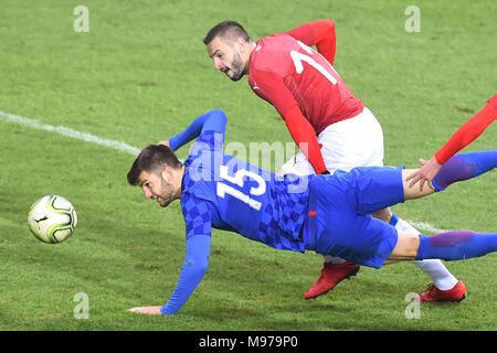 Karvina, Repubblica Ceca. 23 Mar, 2018. L-R Lorenco Simic (CRO) e Tomas Zajic (CZE) in azione durante la UEFA Europei Under-21 il qualificatore corrispondono, gruppo 1, Repubblica Ceca vs Croazia, a Karvina, Repubblica Ceca, il 23 marzo 2018. Credito: Jaroslav Ozana/CTK foto/Alamy Live News Foto Stock