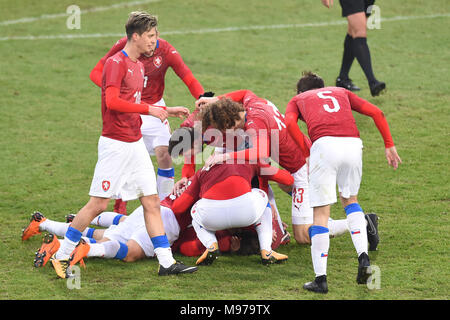 Karvina, Repubblica Ceca. 23 Mar, 2018. I giocatori di calcio ceca squadra nazionale U-21 celebrare il 2° obiettivo durante la UEFA Europei Under-21 il qualificatore corrispondono, gruppo 1, Repubblica Ceca vs Croazia, a Karvina, Repubblica Ceca, il 23 marzo 2018. Credito: Jaroslav Ozana/CTK foto/Alamy Live News Foto Stock