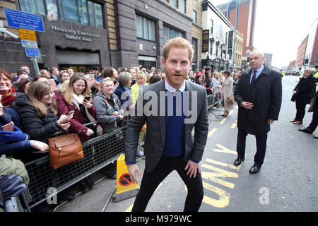 Great Victoria Street, Belfast, Irlanda del Nord. 23 Mar, 2018. Il principe Harry e Meghan Markle arrivano in Great Victoria Street, Belfast per un giorno di visita in Irlanda del Nord, venerdì 23 marzo 2018. Hanno visitato il Crown Bar in Belfast City Centre. Il giovane si è incontrato con i membri del pubblico che si sono riuniti su Great Victoria Street per una passeggiata un bout. Credito: Irish occhio/Alamy Live News Foto Stock