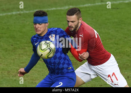 Karvina, Repubblica Ceca. 23 Mar, 2018. L-R Fran Karacic (CRO) e Tomas Zajic (CZE) in azione durante la UEFA Europei Under-21 il qualificatore corrispondono, gruppo 1, Repubblica Ceca vs Croazia, a Karvina, Repubblica Ceca, il 23 marzo 2018. Credito: Jaroslav Ozana/CTK foto/Alamy Live News Foto Stock