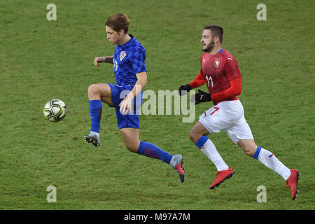 L-R Lovro Majer (CRO) e Tomas Zajic (CZE) in azione durante la UEFA Europei Under-21 il qualificatore corrispondono, gruppo 1, Repubblica Ceca vs Croazia, a Karvina, Repubblica Ceca, il 23 marzo 2018. (CTK foto/Jaroslav Ozana) Foto Stock