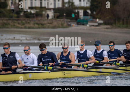 Putney, UK. 23 Mar, 2018. Il 23 marzo 2018. Gara in barca Gita in pratica. Come preparazione per il Cancer Research UK Le Regate del 24 marzo 2018, Oxford University Boat Club Blue conduce una pratica gita sulla barca gara Tideway corso. Coach Bowden Sean segue la barca la lista equipaggio:- OUBC equipaggio blu). Prua:- Claas Mertens, 2) Vassilis Ragoussis, 3) Cahill, 4) Anders Weiss, 5) Sarà Geffen, 6) Benedetto Aldous, 7) Iain Mandale, corsa:- Felix Drinkall, Cox:- Zachary Thomas Johnson. Credito: Duncan Grove/Alamy Live News Foto Stock