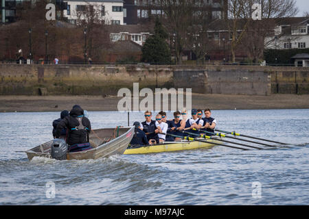 Putney, UK. 23 Mar, 2018. Il 23 marzo 2018. Gara in barca Gita in pratica. Come preparazione per il Cancer Research UK Le Regate del 24 marzo 2018, Oxford University Boat Club Blue conduce una pratica gita sulla barca gara Tideway corso. Coach Bowden Sean segue la barca la lista equipaggio:- OUBC equipaggio blu). Prua:- Claas Mertens, 2) Vassilis Ragoussis, 3) Cahill, 4) Anders Weiss, 5) Sarà Geffen, 6) Benedetto Aldous, 7) Iain Mandale, corsa:- Felix Drinkall, Cox:- Zachary Thomas Johnson. Credito: Duncan Grove/Alamy Live News Foto Stock