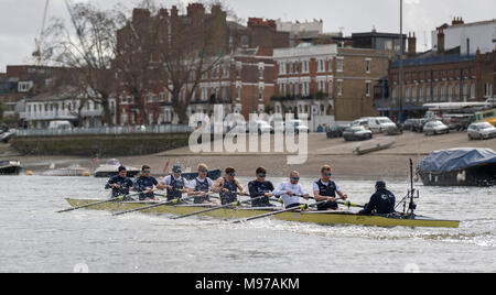 Putney, UK. 23 Mar, 2018. Il 23 marzo 2018. Gara in barca Gita in pratica. Come preparazione per il Cancer Research UK Le Regate del 24 marzo 2018, Oxford University Boat Club Blue conduce una pratica gita sulla barca gara Tideway corso. Coach Bowden Sean segue la barca la lista equipaggio:- OUBC equipaggio blu). Prua:- Claas Mertens, 2) Vassilis Ragoussis, 3) Cahill, 4) Anders Weiss, 5) Sarà Geffen, 6) Benedetto Aldous, 7) Iain Mandale, corsa:- Felix Drinkall, Cox:- Zachary Thomas Johnson. Credito: Duncan Grove/Alamy Live News Foto Stock