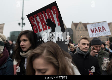 Poznan, Grande Polonia, Polonia. Il 23 marzo 2018. Venerdì nero - Nazionale Femminile sciopero. Lunedì 19 Marzo, un gruppo di deputati del partito di governo, il diritto e la giustizia (PIS) e Kukiz15, nel settore della giustizia e dei diritti umani, il Comitato ha dato un parere positivo sul progetto di arresto atto di aborto. L'iniziativa, che conduce Kaja Godek al piombo, vuole stringere la già restrittiva contro la legge sull aborto in Polonia. Mercoledì o giovedì, il parlamentare della politica sociale e della Commissione famiglia doveva avere luogo. Il voto in plenaria è stata prevista anche la. Credito: Slawomir Kowalewski/Alamy Live News Foto Stock