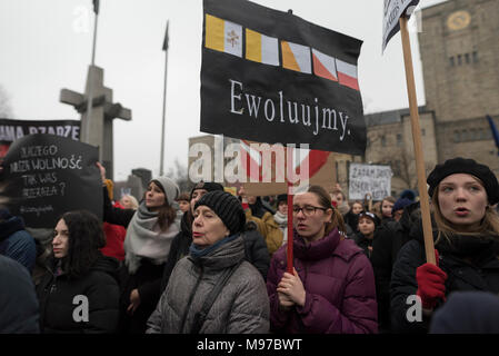 Poznan, Grande Polonia, Polonia. Il 23 marzo 2018. Venerdì nero - Nazionale Femminile sciopero. Lunedì 19 Marzo, un gruppo di deputati del partito di governo, il diritto e la giustizia (PIS) e Kukiz15, nel settore della giustizia e dei diritti umani, il Comitato ha dato un parere positivo sul progetto di arresto atto di aborto. L'iniziativa, che conduce Kaja Godek al piombo, vuole stringere la già restrittiva contro la legge sull aborto in Polonia. Mercoledì o giovedì, il parlamentare della politica sociale e della Commissione famiglia doveva avere luogo. Il voto in plenaria è stata prevista anche la. Credito: Slawomir Kowalewski/Alamy Live News Foto Stock