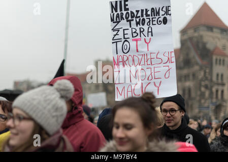 Poznan, Grande Polonia, Polonia. Il 23 marzo 2018. Venerdì nero - Nazionale Femminile sciopero. Lunedì 19 Marzo, un gruppo di deputati del partito di governo, il diritto e la giustizia (PIS) e Kukiz15, nel settore della giustizia e dei diritti umani, il Comitato ha dato un parere positivo sul progetto di arresto atto di aborto. L'iniziativa, che conduce Kaja Godek al piombo, vuole stringere la già restrittiva contro la legge sull aborto in Polonia. Mercoledì o giovedì, il parlamentare della politica sociale e della Commissione famiglia doveva avere luogo. Il voto in plenaria è stata prevista anche la. Credito: Slawomir Kowalewski/Alamy Live News Foto Stock