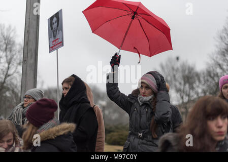 Poznan, Grande Polonia, Polonia. Il 23 marzo 2018. Venerdì nero - Nazionale Femminile sciopero. Lunedì 19 Marzo, un gruppo di deputati del partito di governo, il diritto e la giustizia (PIS) e Kukiz15, nel settore della giustizia e dei diritti umani, il Comitato ha dato un parere positivo sul progetto di arresto atto di aborto. L'iniziativa, che conduce Kaja Godek al piombo, vuole stringere la già restrittiva contro la legge sull aborto in Polonia. Mercoledì o giovedì, il parlamentare della politica sociale e della Commissione famiglia doveva avere luogo. Il voto in plenaria è stata prevista anche la. Credito: Slawomir Kowalewski/Alamy Live News Foto Stock